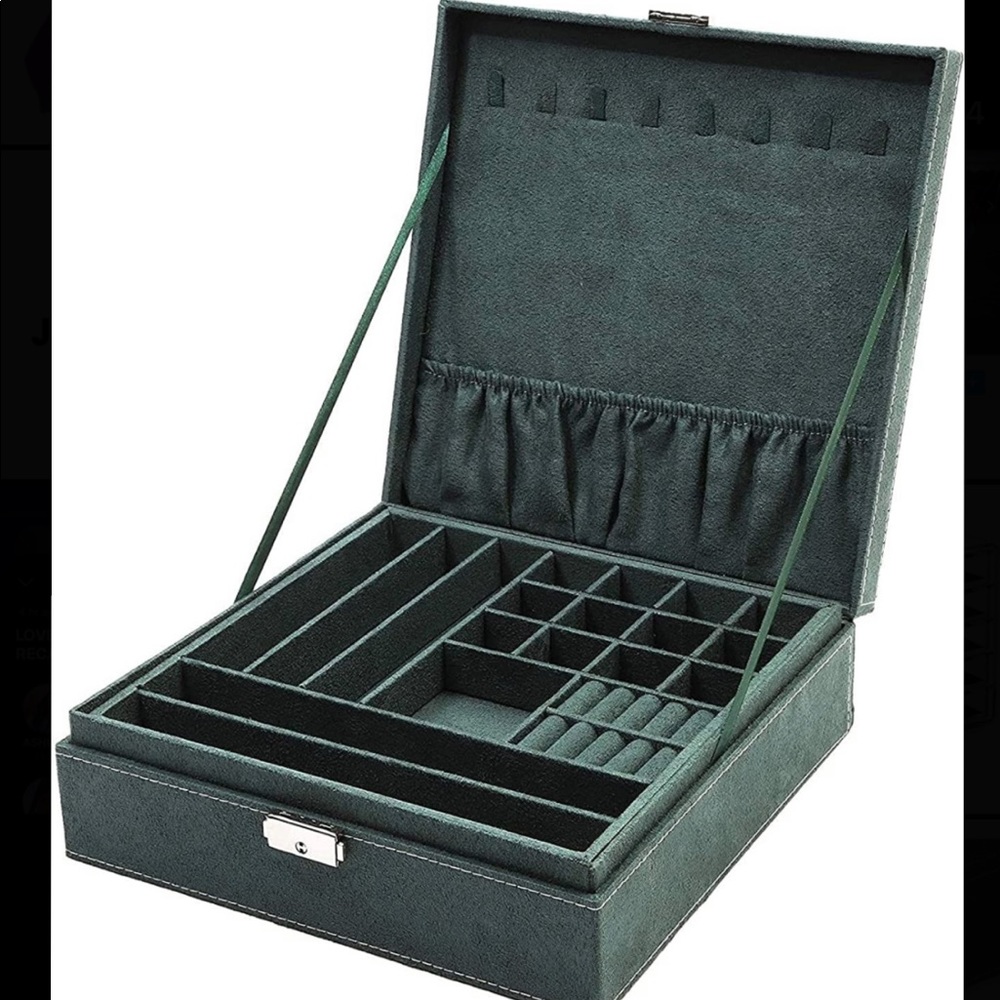 Green Velvet Jewelry Display Box *Gently Used*